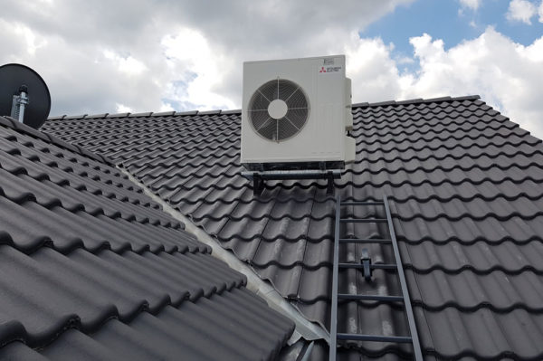 Klimaanlagen im ausgebauten Dachgeschoß mit Aufstellung der Außeneinheit auf dem Dach